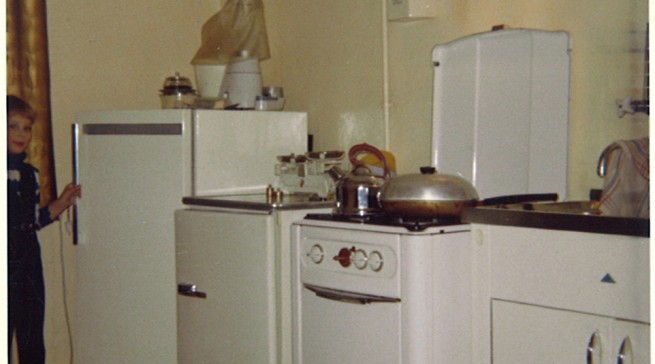 Typische Küche der End-1950er Jahre: aneinandergereihte Funktionsgeräte mit vielen Kanten und Ritzen. Erst die komplette Einbauküche brachte Ruhe und hygienische Sauberkeit. (Bild: AMK)