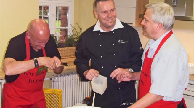 Spitzenkoch Holger Zurbrüggen vom Restaurant "Balthasar" (Mitte) fachsimpelt mit den sehbehinderten Köchen Thomas Schmidt und und Klaus Müller. (Bild: Juliane Eichholz, Blindenhilfswerk Berlin)