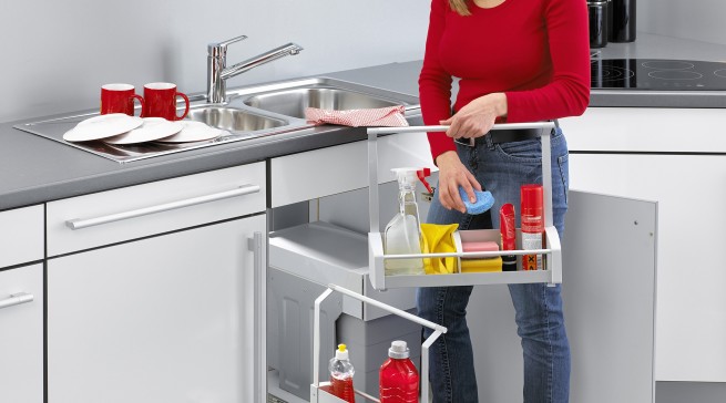 Praktisch und bequem: Die tragbare Putzmittel-Schaukel ist ein ideales Hilfsmittel für den Frühjahrsputz. (Foto: AMK)