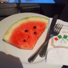 Auch wenn die italienische Mannschaft schon ausgeschieden ist - ein Stück Wassermelone erfrischt bei stundenlangem Mitfiebern. (Bild: Di)