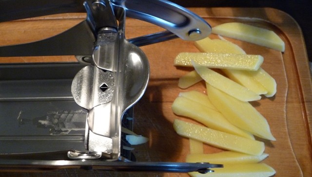 Küchenprofi Pommes Frites Schneider in Aktion (Foto: Dietzler)