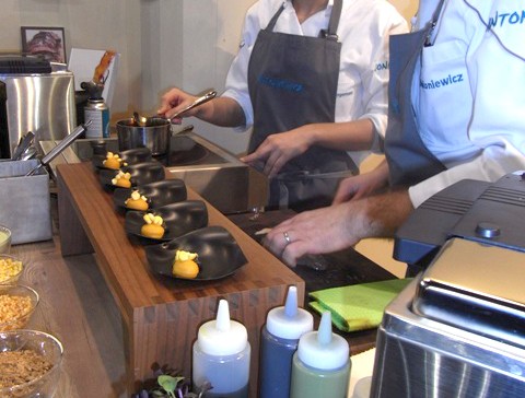 Kochen macht Laune - besonders, wenn man sich Anregungen von Spitzenköchen holen darf. Auf der IFA 2014 ist dazu Gelegenheit. (Bild: Annette Dietzler)