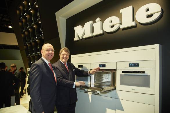 Reinhard Zinkann, Geschäftsführender Gesellschafter und Frank Jüttner, Leiter der deutschen Vertriebsgesellschaft, stellten den neuen Miele-Dampfgarer mit Mikrowelle vor.