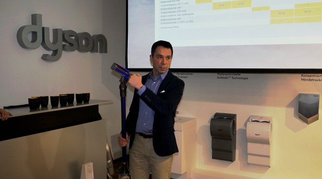 Alexander C Schmidt, Geschäftsführer Dyson DACH, erklärt die Vorzüge der neuen Elektrobürste mit Soft-Walze, v6 Fluffy.
