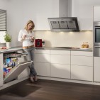 Energiesparen in der Küche geht einfacher als gedacht. Beispielsweise mit einer neuen Geschirrspülmaschine. Denn dass man von Hand günstiger wäscht ist eines der zehn Energiespar-Irrtümer. Foto: AEG