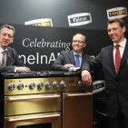 Goldiges Lächeln zur ersten Million Range Cooker: William McGrath und die Deutschland-Repräsentanten Kersten Hoppe (li) und Jan Oetjen (re) von coolGiants.