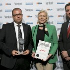 Markus Reitz und Wiebke Reineke-Göring nahmen für Jura die Superbrands-Auszeichnung entgegen.