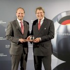 Auch der erst wenige Monate zurückliegende Gewinn des Deutschen Nachhaltigkeitspreises 2014 dürfte sich beim Ranking für Miele bemerkbar gemacht haben. Unser Foto zeigt Markus Miele (li.) und Dr. Reinhard Zinkann.