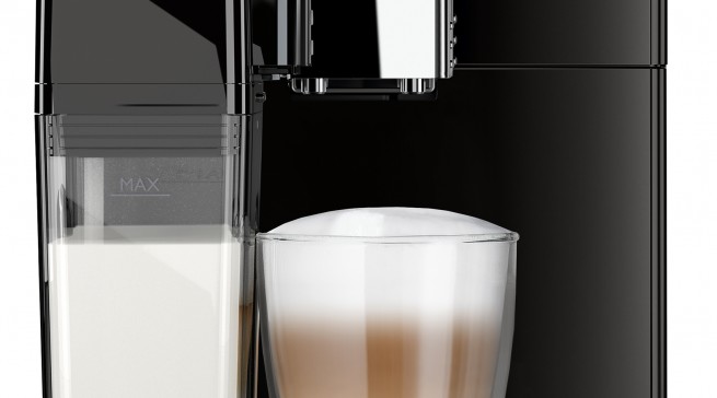 Philips Kaffeemaschine Serie 4000 HD8847/01 mit Karaffe zum Milchaufschäumen.