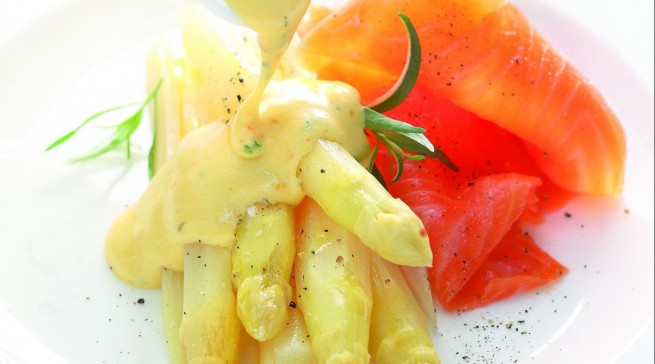 Gedämpfter Spargel mit Orangen-Hollandaise: Mit der Cooking-Chef von Kenwood beinahe ein Kinderspiel.