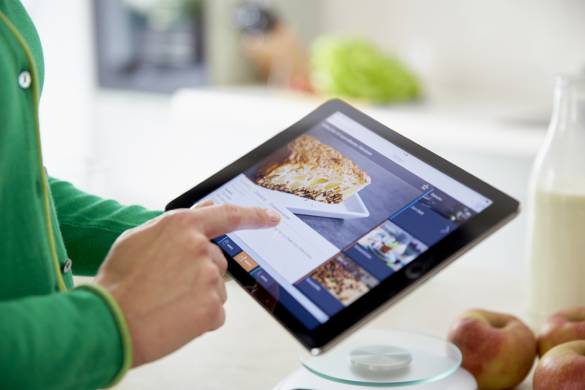 Ende 2014 hat die BSH Hausgeräte GmbH die ersten Backöfen und Geschirrspüler auf den Markt gebracht, die über die offene Vernetzungsplattform Home Connect gesteuert werden können.