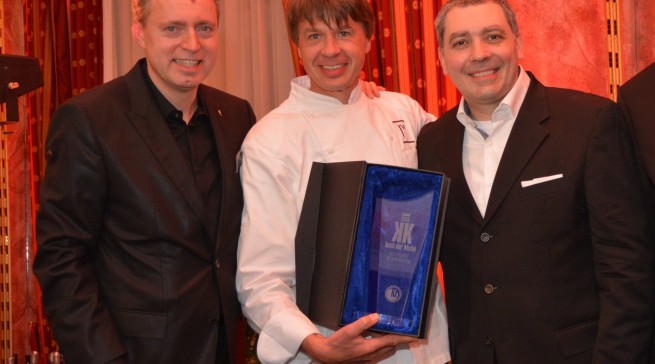 Der Koch der Köche Joachim Wissler freut sich mit den Kollegen Sven Elverfeld (li, 2. Platz) und Christian Bau (re., 3. Platz) über die Auszeichnung.