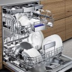 Geschirrspüler bzw. Spülmaschinen richtig einräumen heißt, Ober- wie Unterkorb sowie die Besteckschublade richtig beladen. Foto: Siemens