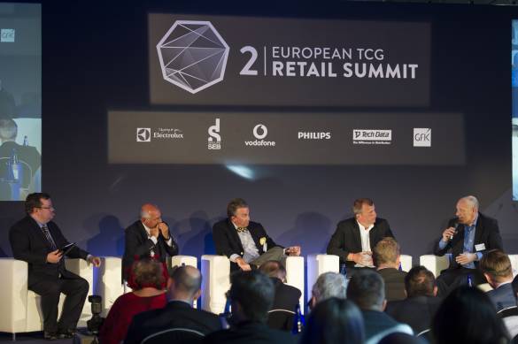Diskutierten lebhaft (v.li.): Moderator Declan Curry, Frédéric Verwaerde (Senior Executive Vice President Continents, Groupe SEB), Hans Carpels (President Euronics International), Frank Bussalb (Vice President Procurement, Media Saturn Holding)und Roberto Larocca (Global Customer& Channel Mgmt. Director, Vodafone).