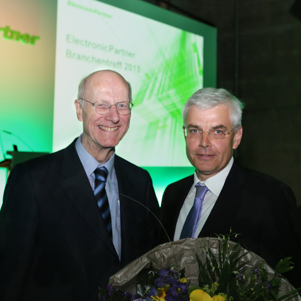 Hartmut Haubrich (links), Vorsitzender des EP Verwaltungsrates, bedankt sich bei Vorstand Karl Trautmann für 25 Jahre Einsatz im Unternehmen.