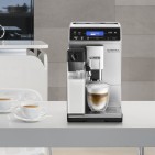 Die kompakten Vollautomaten von De’Longhi erfüllen Kaffeeliebhabern beinahe jeden Wunsch, von Latte Macchiato über Caffè Latte bis hin zum Flat White.