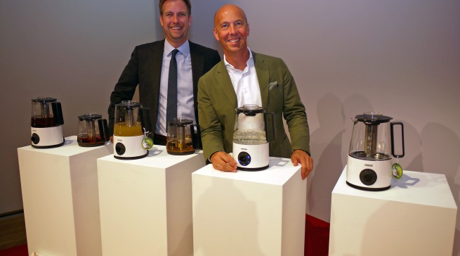 Olaf Fischer (li.), Geschäftsführer Petra-Electric Deutschland, und Export Manager Vincent van den Broek sind begeistert von der Petra-Weltneuheit „PureTea“, einem Wasserkocher und Teebereiter auf Induktionsbasis.