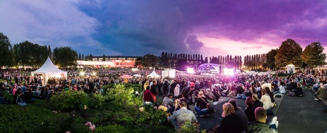 Eine Entspannung am frühen Nachmittag, ein Muss an den Abenden nach der IFA: Der Sommergarten im Schatten des Funkturms. Foto: Messe Berlin