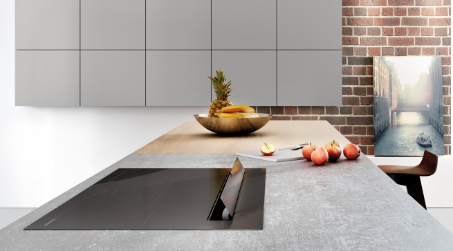Zu den Highlights der neuen Blaupunkt-Geräte von Häcker Küchen zählen Muldenlüfter mit Induktionskochfeld.