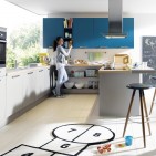 Farbgestaltung in der Küche: Grautöne in Kombination mit einem weiteren Farbton sorgen für ein verspieltes Ambiente. Foto: AMK