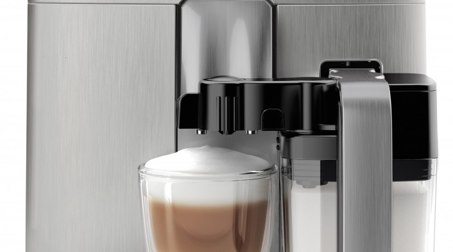 Der Saeco Kaffeevollautomat Intelia Deluxe mit der Milch karaffe