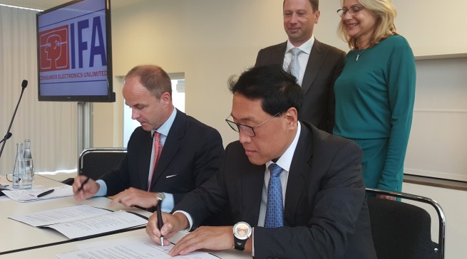 CE China im April 2016 kann kommen: Feierliche Vertragsunterzeichnung während der IFA durch Dr. Christian Göke, CEO Messe Berlin, und Limin Guo, Director General of the Shenzhen Economy, Trade and Information Commission. Zufrieden begleiteten die Zeremonie: Berlins Wirtschaftssenatorin Cornelia Yzer und IFA-Director Jens Heithecker.