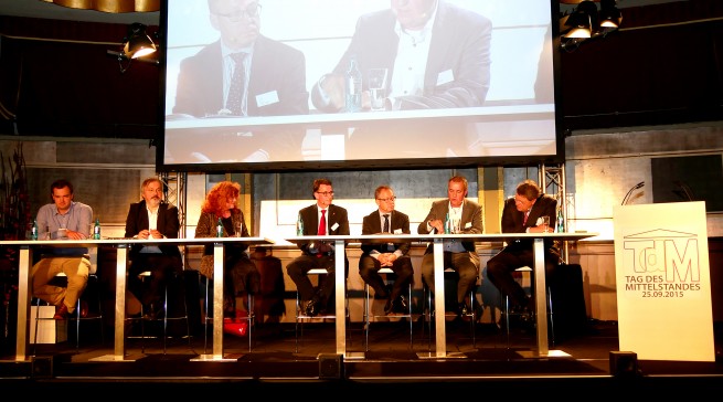 „Geiz statt Service – schafft das Internet den stationären Fachhandel ab?“ Dieses Thema diskutierten leidenschaftlich (v.l) : Alexander Graf, Herausgeber des Blogs Kassenzone, Franz-Reinhard Habbel vom Deutschen Städte- und Gemeindebund, Dr. Cora Stephan, Publizistin, Dr. Frank Schweizer-Nürnberger, Chefredakteur markt intern Mittelstand, Prof. Gerrit Heinemann, Hochschule Niederrhein, Dirk Wittmer, AR-Vorsitzender Euronics Deutschland eG und Dr. Reinhard Zinkann, Geschäftsführender Gesellschafter Miele.