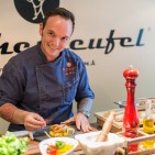 Küchenteufel Götz Beller betreibt seit sechs Jahren seine Kochschule am Münchener Viktualienmarkt.