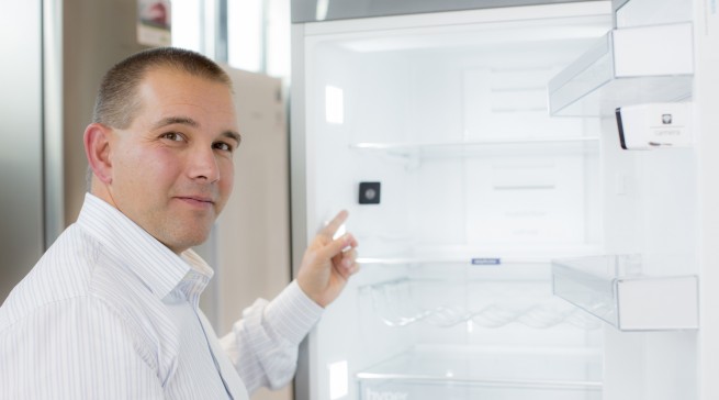 Ein Kühlschrank mit eingebauter Kamera: Magnetsensoren in der Kühlschranktür lösen bei jedem Schließen die zwei integrierten Kameras aus und senden die Bilder über die BSH Cloud direkt auf Smartphone oder Tablet der Konsumenten.