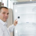Ein Kühlschrank mit eingebauter Kamera: Magnetsensoren in der Kühlschranktür lösen bei jedem Schließen die zwei integrierten Kameras aus und senden die Bilder über die BSH Cloud direkt auf Smartphone oder Tablet der Konsumenten.