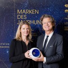 Kerstin Glanzer nahm die Auszeichnung von Dr. Florian Langenscheidt in Berlin entgegen.