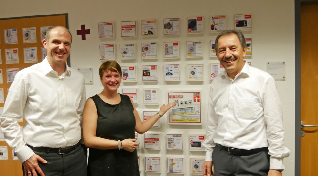 Haben über zahlreiche Prämierungen Grund zur Freude: Alexander Zeeh (Head of Home Appliances), Diana Diefenbach (Head of Communications Home Appliances) und Michael Laue (Leiter des ERC).