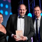 „digitalSTROM“ CEO Martin Vesper nahm den Internet of Things Award in London entgegen.