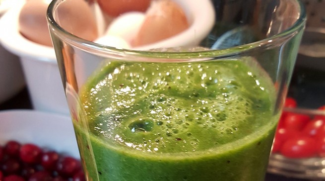 Unser Härtetest Smoothie im Hochleistungsmixer GourmetPRO von AEG: frische Cranberries, Ingwer und Zitronengras.