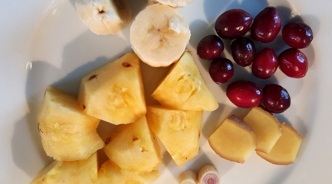 Test Hochleistungsmixer GourmetPRO von AEG: die Zutaten für unseren Grünen Smoothie (Spinat und grüner Tee fehlen)