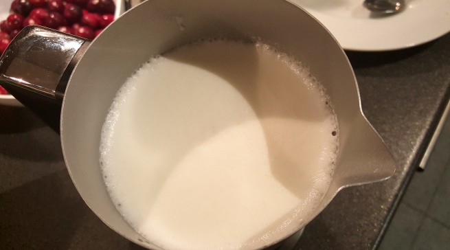 WMF Milchaufschäumer Lineo mit dem fertigen Fenchelmilchschaum