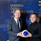 Bahar Gökdemir, Geschäftsführerin der Fakir Hausgeräte GmbH, nahm aus den Händen von Dr. Florian Langenscheidt die Auszeichnung „Marke des Jahrhunderts“ entgegen.