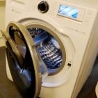 Der Clou bei der Samsung Waschmaschine WW8500 AddWash: Klappe auf, Wäsche nachträglich hinein – und weiter geht‘s mit dem Waschvorgang.