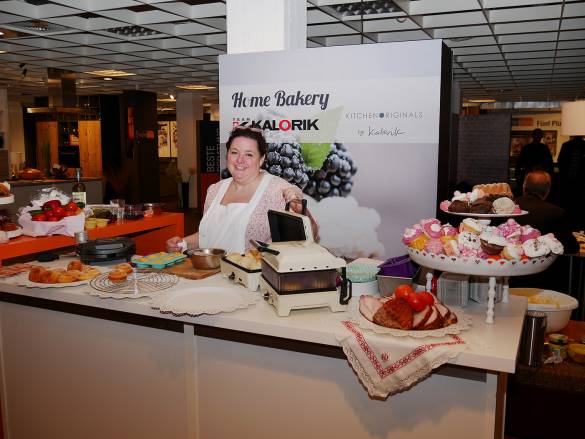 Wer kann schon diesen süßen Leckereien widerstehen, die Veronica Nissl, prämierte Münchner Konditorin, auf der EK LIVE mit dem Home Bakery von Kalorik zauberte?