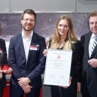 Strahlende Gesichter: De’Longhis „PrimaDonna Elite“ bekam auf der Ambiente den Konsumentenpreis „KüchenInnovation des Jahres“.