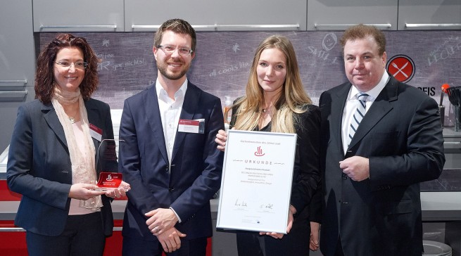 Strahlende Gesichter: De’Longhis „PrimaDonna Elite“ bekam auf der Ambiente den Konsumentenpreis „KüchenInnovation des Jahres“.