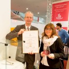 Freuen sich über den KüchenInnovationspreis: Markus Dombrowsky (Brand Manager Soehnle) und Nina Royer (Produktmanagerin Soehnle).
