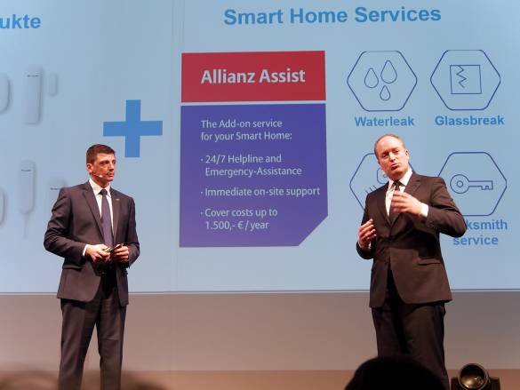 Dienstleistungen rund um „Smart Home“ - beispielsweise ein 24/7 Notfallservice - erläutern Christian Sokcevic (li.) und Dr. Claudius Leibfritz, CEO Allianz Global Assistance.
