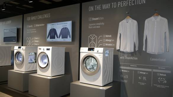 Die Dampffunktion von Panasonic entfernt 99 Prozent der Allergene. Ferner glättet der Dampf beim Waschen die Fasern, sodass der Bügelaufwand sich deutlich verringert.