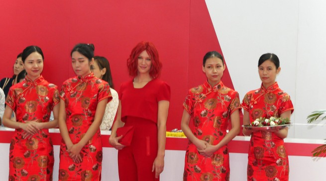 Miss IFA umringt von charmanten chinesischen Hostessen.