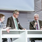 Im Dialog über den Handel der Zukunft unter eCommerce-Vorzeichen (v.l.): Michael Groschek (Verkehrs- und Bauminister NRW), Moderator Helmut Rehmsen und Garrelt Duin (NRW-Wirtschaftsminister)