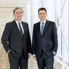 Als neuer Geschäftsführer Technik der Miele Gruppe tritt Dr. Stefan Breit (r.) die Nachfolge von Dr. Eduard Sailer an (l.).
