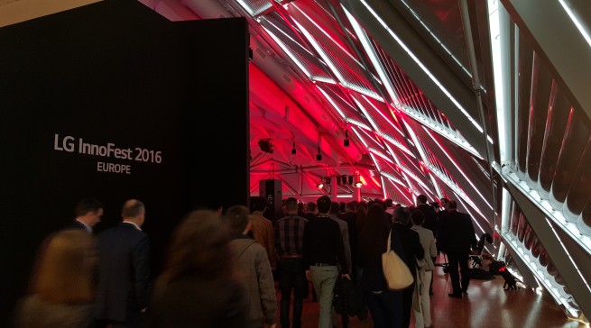 Der Auftakt: Händler, Geschäftspartner und Medienvertreter strömen zum LG Innofest 2016