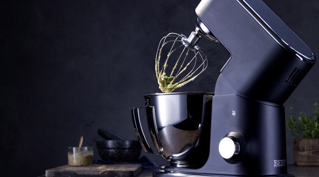Technisch auf höchstem Niveau und äußerst dekorativ: Die Küchenmaschine WMF Profi Plus in der „Beef! Special Edition“.