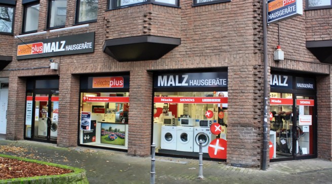 Die Schaufenster des Herforder Geschäftes betonen die Markenorientierung von Malz.
